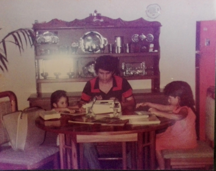 Con sus primas Tatiana y Bibiana Racines. Ciénaga, 1986. Archivo Clinton Ramírez.