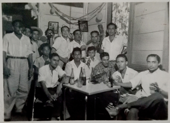 Clinton Racines (centro), administrador de finca La Gabriela, departe con sus familiares y amigos en un bar de Guacamayal. Gucamayal, 1956. Archivo: Clinton Ramírez.