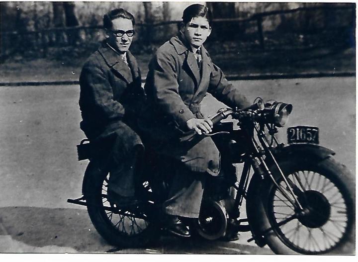 Alfredo Brodmier Torres en el timón y José Hilario Henríquez Ruiz. Bruselas, 1928. Archivo: Guillermo Henríquez Torres.